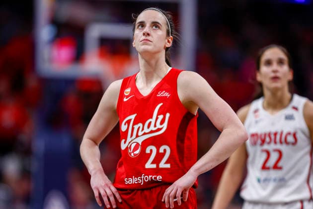INDIANAPOLIS, IN - MAY 15: Indiana Fever guard Caitlin Clark (22) looks up at the scoreboard in during a WNBA, Basketball Damen, USA game between the Washington Mystics and Indiana Fever on May 15 2026 at Gainbridge Fieldhouse in Indianapolis, IN. (Photo by Jeffrey Brown Icon Sportswire) WNBA: MAY 15 Washington Mystics at Indiana Fever EDITORIAL USE ONLY Icon051526030