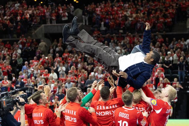Handballspiel Dänemark gegen Deutschland am 15.5.2026 Handballspiel Dänemark gegen Deutschland am 15.5.2026 Kopenhagen, Dänemark 15.5.2026: Mads Mensa wird von Dänemarks Nationalspielern gefeiert nach dem Handball Länderspiel zwischen Dänemark und Deutschland, welches Dänemark mit 36:28 gewann. Foto Christian Ender