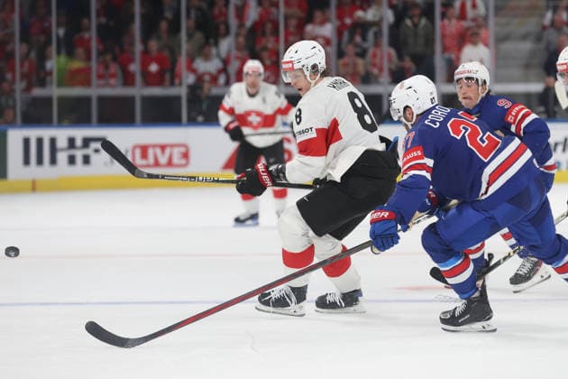 WM 2026 USA - SUI Simon Knak gegen Matt Coronato 15.05.2026 Swiss Life Arena Zuerich , SCHWEIZ, Herren IIHF Eishockey World Championship, WM, Weltmeisterschaft Zurich 2026 Gruppe USA - Schweiz Simon Knak (li,Schweiz) gegen Matt Coronato (USA)