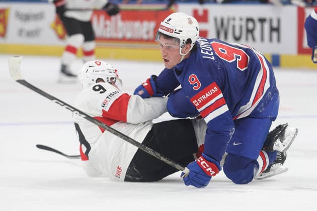 WM 2026 USA - SUI Damien Riat gegen Ryan Leonard 15.05.2026 Swiss Life Arena Zuerich , SCHWEIZ, Herren IIHF Eishockey World Championship, WM, Weltmeisterschaft Zurich 2026 Gruppe USA - Schweiz Damien Riat (li,Schweiz) gegen Ryan Leonard (USA)