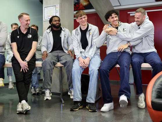 15.05.2026, Deutschland, Stuttgart, Basketball MHP Riesen Ludwigsburg Saisonabschluss, v.l. Trainer Mikko Riipinen, Tray Buchanan, Julis Baumer, Lenny Anigbata, Jonas Wohlfarth-Bottermann