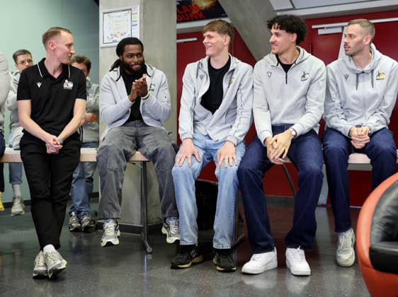 15.05.2026, Deutschland, Stuttgart, Basketball MHP Riesen Ludwigsburg Saisonabschluss, v.l. Trainer Mikko Riipinen, Tray Buchanan, Julis Baumer, Lenny Anigbata, Jonas Wohlfarth-Bottermann