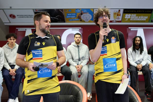 15.05.2026, Deutschland, Stuttgart, Basketball MHP Riesen Ludwigsburg Saisonabschluss, v.l. Moderatoren Sebastian Menzel und Aaron Marian Glock