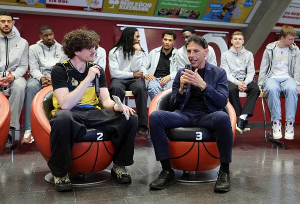 15.05.2026, Deutschland, Stuttgart, Basketball MHP Riesen Ludwigsburg Saisonabschluss, v.l. Moderatoor Aaron Marian Glock und Vorstandsvorsitzender Alexander Reil