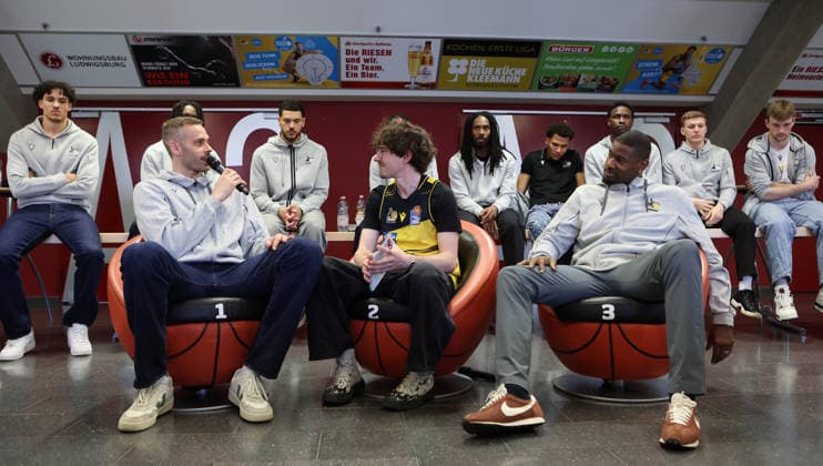 15.05.2026, Deutschland, Stuttgart, Basketball MHP Riesen Ludwigsburg Saisonabschluss, v.l. Jonas Wohlfahrt-Bottermann, Moderator Aaron Marian Glock, Yorman Polas Bartolo