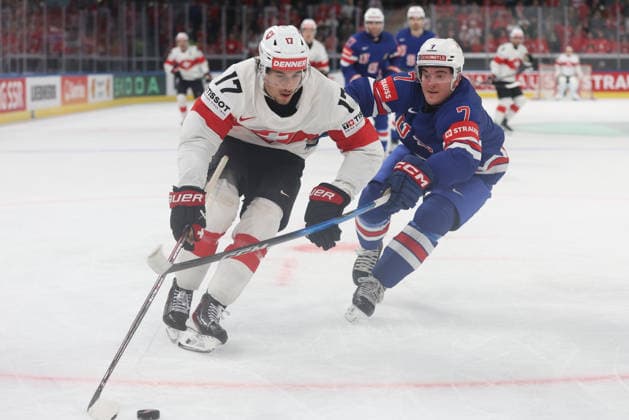 WM 2026 USA - SUI Ken Jaeger gegen Ryan Ufko 15.05.2026 Swiss Life Arena Zuerich , SCHWEIZ, Herren IIHF Eishockey World Championship, WM, Weltmeisterschaft Zurich 2026 Gruppe USA - Schweiz Ken Jaeger (li,Schweiz) gegen Ryan Ufko (USA)