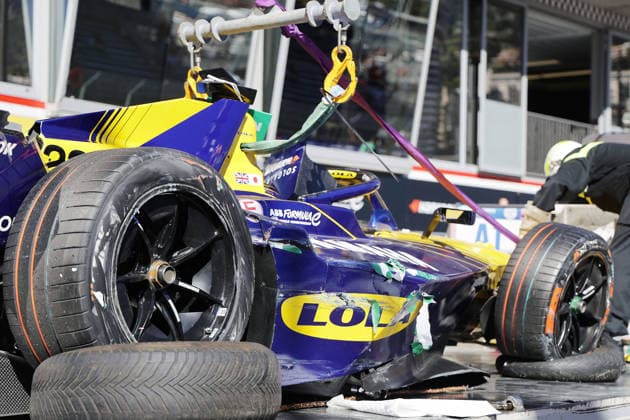 Nach UNfall beschädigter Lola- Yamaha 22 von Zan Maloney auf dem Abschleppwagen vor der Box, FIA Formel E Weltmeisterschaft Saison 12, Monaco E- Prix, MonteCarlo, MC, 16.05.2026,