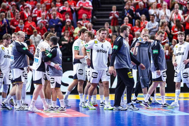 15.05.2026, xIAJx, Handball, Länderspiel, Testspiel, Dänemark - Deutschland, Royal Arena Kopenhagen: Enttäuscht nach der deutlichen Niederlag - die deutsche Mannschaft um Kapitän Johannes Golla (Deutschland 4) Dänemark