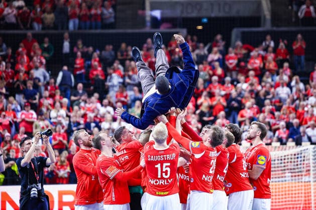 15.05.2026, xIAJx, Handball, Länderspiel, Testspiel, Dänemark - Deutschland, Royal Arena Kopenhagen: Mads Mensah Larsen (Dänemark 22) wurde nach dem Spiel aus der Nationalmannschaft verabschiedet. Die Mannschaft feiert ihn noch einmal gebührend. Dänemark