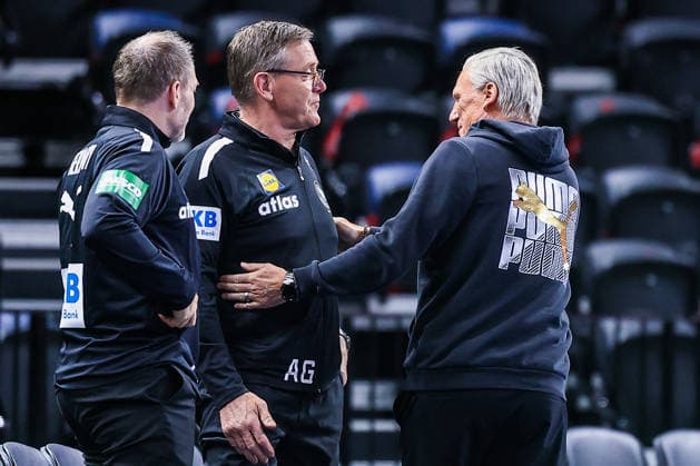 15.05.2026, xIAJx, Handball, Länderspiel, Testspiel, Dänemark - Deutschland, Royal Arena Kopenhagen: L-R Torwarttrainer Mattias Andersson (Deutschland) Nationaltrainer Alfred Gislason (Deutschland) Nationaltrainer Nikolaj Jacobsen (Dänemark) Dänemark