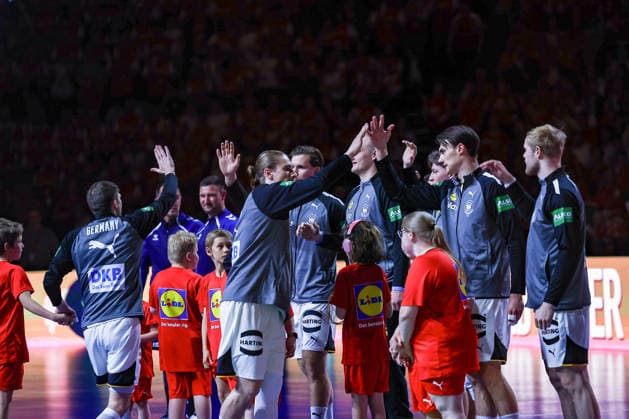 15.05.2026, xIAJx, Handball, Länderspiel, Testspiel, Dänemark - Deutschland, Royal Arena Kopenhagen: Juri Knorr (Deutschland 15) Miro Schluroff (Deutschland 5) klatschen während der Einlaufzeremonie ab. Dänemark