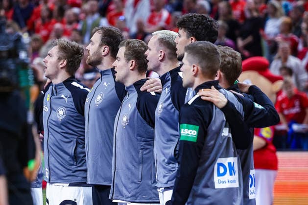 15.05.2026, xIAJx, Handball, Länderspiel, Testspiel, Dänemark - Deutschland, Royal Arena Kopenhagen: Franz Semper (Deutschland 32) Andreas Wolff (Deutschland 33) Moritz Sauter (Deutschland 49) Justus Fischer (Deutschland 54) Marko Grgic (Deutschland 71) Timo Kastening (Deutschland 73) Vincent Büchner (Deutschland 74) während der Nationalhymne Dänemark