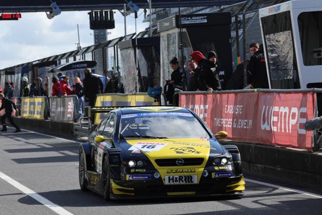 Nürburg, Deutschland 14.-17. Mai 2026: ADAC Ravenol 24h Rennen Nürburgring - 2026 - Samstag Pitlane Boxengasse TWL Qualifying 2 Tourenwagen Legenden Im Bild: 16 Zuck Sascha - Opel Astra V8 Coupe - (Sascha Zuck) Schall Motorsport Nürburgring Rheinland Pfalz Copyright: xFotostandx xFabianxWernerx