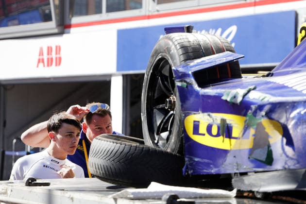 Zan Maloney (BAR) begutachtet zusammen mit Fred Espinos (FRA) Technicher Direktor nach Unfall den beschädigten Lola- Yamaha 22 auf dem Abschleppwagen vor der Box, FIA Formel E Weltmeisterschaft Saison 12, Monaco E- Prix, MonteCarlo, MC, 16.05.2026,