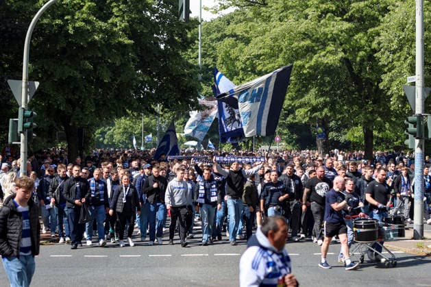 16.05.2026, GER, Fussball, Herren, 3. Liga, Saison 2025 2026, MSV Duisburg - Viktoria Köln der Fanmarsch des MSV Duisburg vor dem Spiel Duisburg schauinsland-reisen-Arena Nordrhein-Westfalen Deutschland Copyright: xAdrianxSchlüterx