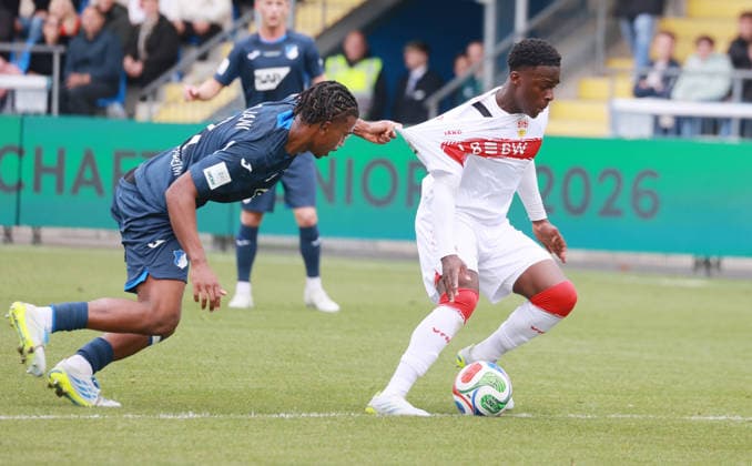 16.05.26 Finale Deutsche Meisterschaft B-Junioren U17, U 17 TSG 1899 Hoffenheim - U17 VfB Stuttgart Deutschland, Sinsheim, 16.05.2026, Fussball, Saison 2025 2026, U17-DFB-Nachwuchsliga, Finale Deutsche Meisterschaft B-Junioren, U17 VfB Stuttgart - U17 TSG 1899 Hoffenheim: v. li. Nouh Tidjani Hoffenheim, Kenmoe Youmbissi VFB.