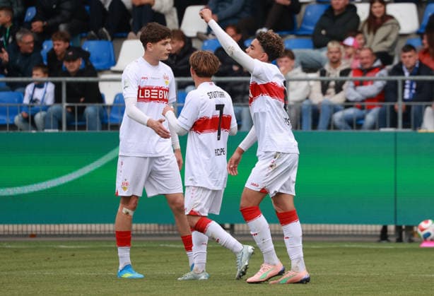 16.05.26 Finale Deutsche Meisterschaft B-Junioren U17, U 17 TSG 1899 Hoffenheim - U17 VfB Stuttgart Deutschland, Sinsheim, 16.05.2026, Fussball, Saison 2025 2026, U17-DFB-Nachwuchsliga, Finale Deutsche Meisterschaft B-Junioren, U17 VfB Stuttgart - U17 TSG 1899 Hoffenheim: Malik Mosrati re. 0:1 Torschütze VFB jubelt.