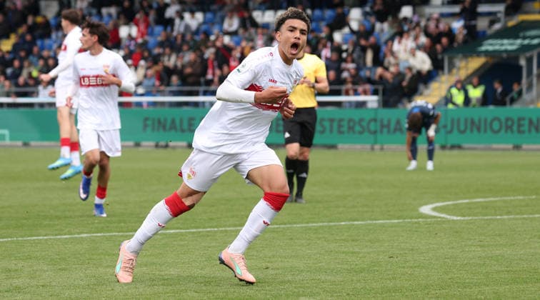 16.05.2026, Deutschland, Sinsheim Fußball Finale DM B-Junioren, TSG 1899 Hoffenheim vs. VfB Stuttgart , Torschütze Malik Mosrati (VfB,) jubelt über sein Tor zum 0:1