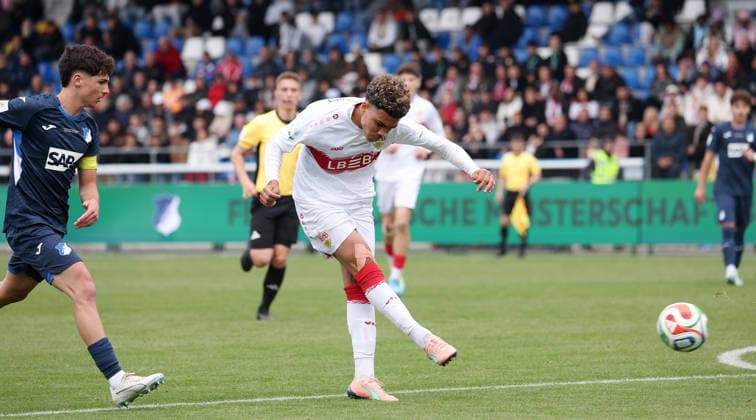 16.05.2026, Deutschland, Sinsheim Fußball Finale DM B-Junioren, TSG 1899 Hoffenheim vs. VfB Stuttgart , Torschütze Malik Mosrati (VfB, Mitte) schießt das Tor zum 0:1