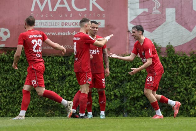 16.05.2026, Herren, Fussball, Saison 2025 2026, Regionalliga Bayern, 34. Spieltag: TSV Aubstadt - SpVgg Bayreuth Torjubel beim TSV Aubstadt nach dem 1:0 durch Pascal Moll ( 20, TSV Aubstadt), hier mit Nico Schmidt ( 8, TSV Aubstadt), Ingo Feser ( 23, TSV Aubstadt), Marco Nickel ( 29, TSV Aubstadt) Sulzfeld Schulstadion Aubstadt (NGN Arena) Bayern Deutschland