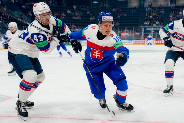 FRIBOURG, SWITZERLAND - MAY 16: Max Krogdahl of Norway L) against Adam Sykora of Slovakia R) during the 2026 IIHF Ice hockey, Eishockey World Championship, WM, Weltmeisterschaft Switzerland game between Slovakia and Norway at BCF Arena on May 16, 2026 in Fribourg, Fribourg. Fribourg BCF Arena Fribourg Switzerland Copyright: xJustPictures.ch JarixPestelaccix jp-en-EuSpIm-JP6_JAR_Slovakia_Norway_16May2026_00009