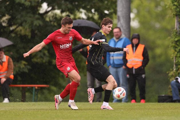 16.05.2026, Herren, Fussball, Saison 2025 2026, Regionalliga Bayern, 34. Spieltag: TSV Aubstadt - SpVgg Bayreuth Max Grimm ( 9, TSV Aubstadt) und Lenn Greißinger ( 14, SpVgg Bayreuth) Sulzfeld Schulstadion Aubstadt (NGN Arena) Bayern Deutschland