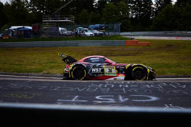 Das Fahrzeug mit der Startnummer 36 von Saugmotoren Motorsport 3M durchfährt eine Kurve auf der Nordschleife am Nürburgring. Der BMW M4 GT3 in seinem markanten rot-schwarz-gelben Camouflage-Design trägt die Sponsoren W.S.T. (Welding Specialists Team), RAVENOL, DEKRA und 3M. Christian Scherer & Henry Walkenhorst & Julian Reeh & Ralf Schall (Saugmotoren Motorsport 3M) BMW M4 GT3 36 von Saugmotoren Motorsport 3M auf der Nordschleife