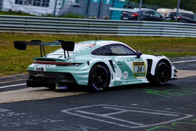 Der Porsche 911 GT3 R mit der Startnummer 24 von Lionspeed GP Laurens Vanthoor & Laurin Heinrich & Ricardo Feller (Lionspeed GP) durchfährt eine Kurve am Nürburgring. Das Fahrzeug trägt ein auffälliges mintgrünes Design mit weißen Akzenten und dem Hauptsponsor TENTLA. Weitere Sponsoren wie RAVENOL, DEKRA, H&R und Michelin sind deutlich auf der Karosserie zu erkennen. Porsche 911 GT3 R 24 von Lionspeed GP am Nürburgring