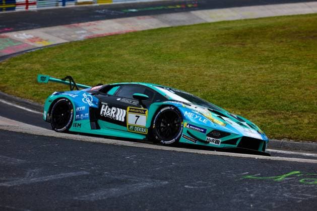 Der Lamborghini Huracán GT3 mit der Startnummer 7 von Konrad Motorsport durchfährt eine Kurve auf der Nordschleife des Nürburgrings. Das türkis-schwarze Fahrzeug Christian Engelhart & Maximilian Paul & Patricija Stalidzane & Pavel Lefterov (Konrad Motorsport) trägt die Sponsoren H&R, RAVENOL und MEYLE prominent auf der Karosserie. Im Hintergrund sind die charakteristischen Gr NFL, American Football Herren, USA chen und Randsteine der berühmten Rennstrecke zu sehen. Lamborghini Huracán GT3 7 von Konrad Motorsport auf der Nordschleife
