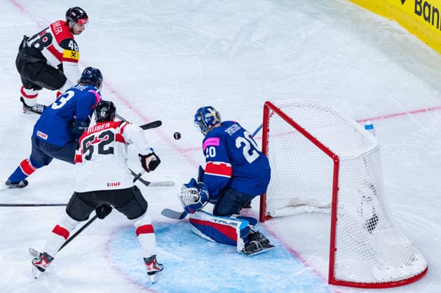 ZURICH, SWITZERLAND - MAY 16: Mat Robson (Great Britain, 20) keeping shot of Paul Stapelfeld (Austria, 18) during the Preliminary Round - Group A Match 5 between Great Britain and Austria at the IIHF Ice hockey, Eishockey World Championship, WM, Weltmeisterschaft 2026, Swiss Life Arena on May 16, 2026 in Zurich, Switzerland. Zurich Switzerland Copyright: xTimoxSteinx