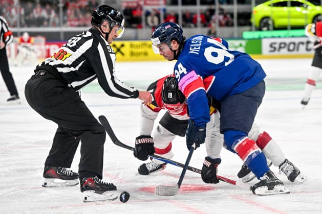 ZURICH, SWITZERLAND - MAY 16: Vinzenz Rohrer of Austria and Cade Neilson of Great Britain in a battle for the puck during the 2026 IIHF Ice hockey, Eishockey World Championship, WM, Weltmeisterschaft Switzerland game between Great Britain and Austria at Swiss Life Arena on May 16, 2026 in Zurich, Zurich. Zurich Swiss Life Arena Zurich Switzerland Copyright: xJustPictures.ch AndreaxBrancax jp-en-EuSpIm-JP7_ANB_GB_AU_16052026_0877