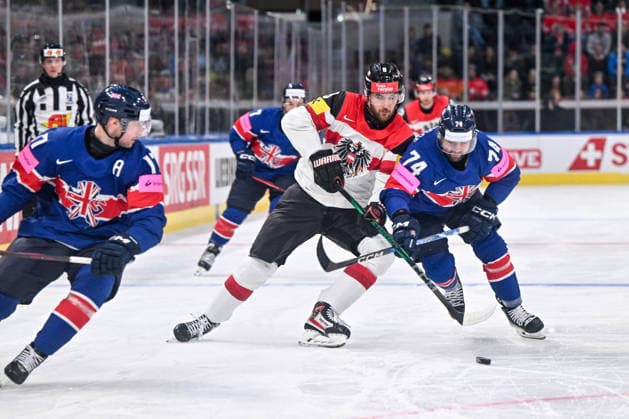 ZURICH, SWITZERLAND - MAY 16: Maximilian Rebernig of Austria and Ollie Betteridge of Great Britain R) in a battle for the puck during the 2026 IIHF Ice hockey, Eishockey World Championship, WM, Weltmeisterschaft Switzerland game between Great Britain and Austria at Swiss Life Arena on May 16, 2026 in Zurich, Zurich. Zurich Swiss Life Arena Zurich Switzerland Copyright: xJustPictures.ch AndreaxBrancax jp-en-EuSpIm-JP7_ANB_GB_AU_16052026_1017