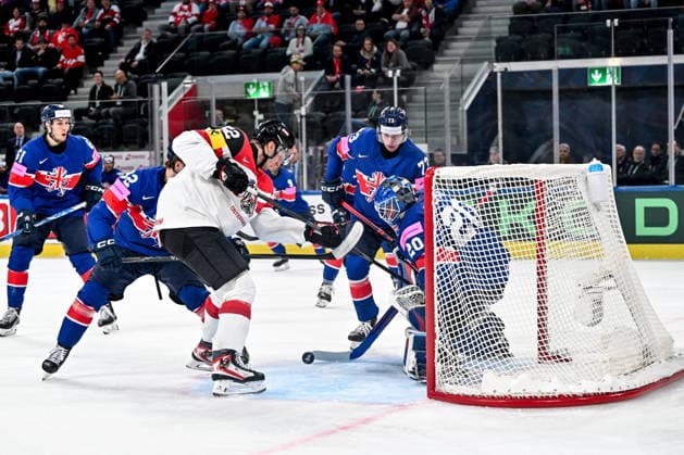 ZURICH, SWITZERLAND - MAY 16: Paul Huber of Austria tries to score against goalkeeper Mat Robson of Great Britain R) during the 2026 IIHF Ice hockey, Eishockey World Championship, WM, Weltmeisterschaft Switzerland game between Great Britain and Austria at Swiss Life Arena on May 16, 2026 in Zurich, Zurich. Zurich Swiss Life Arena Zurich Switzerland Copyright: xJustPictures.ch AndreaxBrancax jp-en-EuSpIm-JP7_ANB_GB_AU_16052026_1353