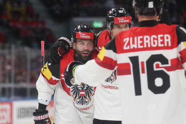 Eishockey WM 2026 AUT - GBR Torjubel Peter Schneider - Clemens Unterweger (AUT) 16.05.2026 Swiss Life Arena Zuerich , SCHWEIZ, Herren IIHF Eishockey World Championship, WM, Weltmeisterschaft Zurich 2026 Gruppe Oesterreich - Great Britain Torjubel Peter Schneider, Clemens Unterweger und Dominic Zwerger (Oesterreich)