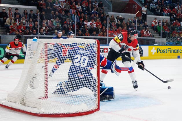 Ice hockey, Eishockey - IIHF WC 2026 ZURICH,SWITZERLAND,16.MAY.26 - ICE HOCKEY - IIHF Ice Hockey World Championship, WM, Weltmeisterschaft 2026, group stage, Austria vs Great Britain. Image shows Mat Robson (GBR) and Paul Huber (AUT).  GEPAxpictures xMaticxKlansek