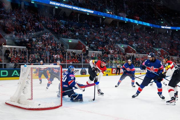 Ice hockey, Eishockey - IIHF WC 2026 ZURICH,SWITZERLAND,16.MAY.26 - ICE HOCKEY - IIHF Ice Hockey World Championship, WM, Weltmeisterschaft 2026, group stage, Austria vs Great Britain. Image shows Mat Robson (GBR) and Paul Huber (AUT).  GEPAxpictures xMaticxKlansek