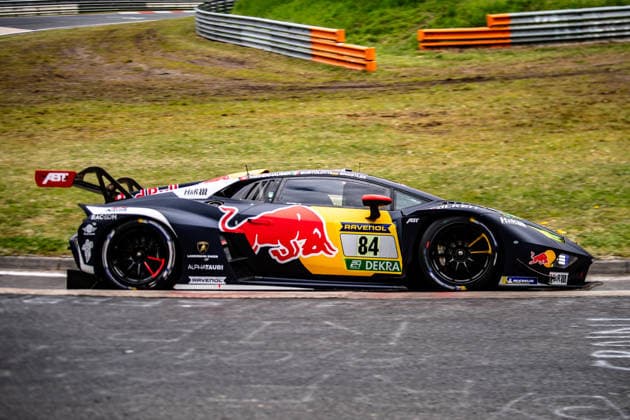 Red Bull Team ABT ( 84) SP 9. Der Lamborghini Huracan GT3 EVO2 mit der Startnummer (84) in Rennlackierung von Red Bull und Ravenol fährt auf der Strecke am Nürburgring. Rheinland-Pfalz Deutschland