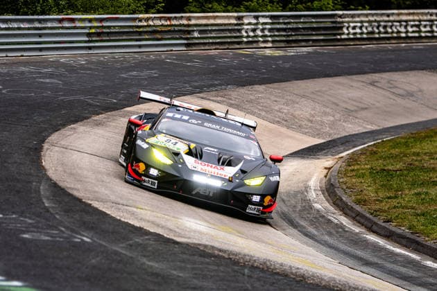 Red Bull Team ABT ( 84) SP 9. Ein Lamborghini Huracan GT3 Evo2 mit schwarzer Lackierung und Sponsoren wie Sonax, Red Bull und H&R fährt auf der Rennstrecke am Nürburgring. Rheinland-Pfalz Deutschland