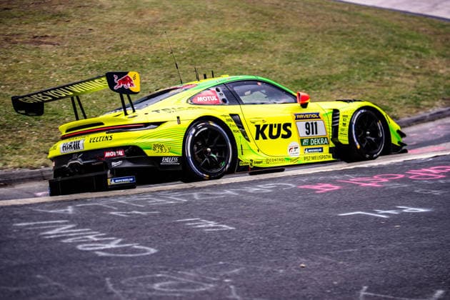 Manthey ( 911) SP 9. Der gelb-grüne Porsche 911 GT3 R ( 911) mit Sponsoren wie KÜS und Ravenol fährt auf der Rennstrecke am Nürburgring. Rheinland-Pfalz Deutschland