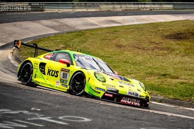 Manthey ( 911) SP 9. Ein gelb-grün lackierter Porsche 911 GT3 R mit der Startnummer (911) fährt auf der kurvigen Nordschleife in einer Schikane. Rheinland-Pfalz Deutschland
