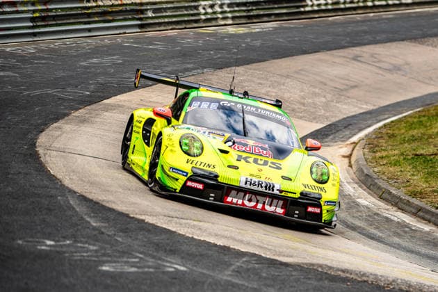 Manthey ( 911) SP 9. Das Fahrzeug fährt auf der Rennstrecke beim ADAC RAVENOL 24h Nürburgring GE Warm-up Rheinland-Pfalz Deutschland
