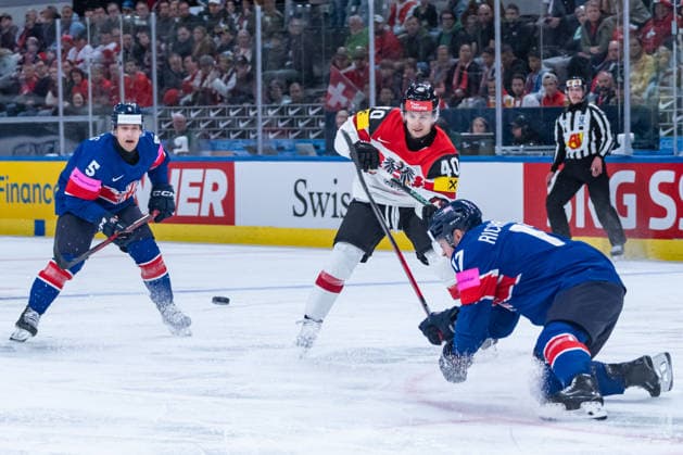 ZURICH, SWITZERLAND - MAY 16: Mark Richardson (Great Britain, 17) protecting the goal against Tim Harnisch (Austria, 40) during the Preliminary Round - Group A Match 5 between Great Britain and Austria at the IIHF Ice hockey, Eishockey World Championship, WM, Weltmeisterschaft 2026, Swiss Life Arena on May 16, 2026 in Zurich, Switzerland. Zurich Switzerland Copyright: xTimoxSteinx