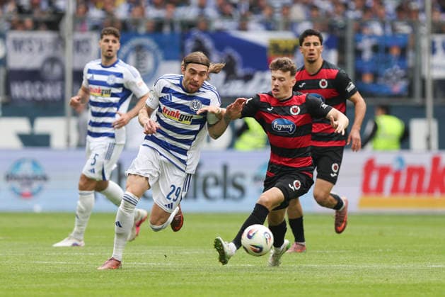 16.05.2026, GER, Fussball, Herren, 3. Liga, Saison 2025 2026, MSV Duisburg - Viktoria Köln Joshua Bitter (MSV Duisburg) und Lucas Mika Wolf (Viktoria Köln) im Kampf um den Ball Duisburg schauinsland-reisen-Arena Nordrhein-Westfalen Deutschland Copyright: xAdrianxSchlüterx