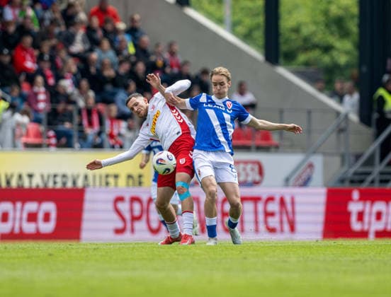 Fussball, Herren, Saison 2025 2026, 3. Liga (38. Spieltag), SSV Jahn Regensburg - FC Energie Cottbus, v.l. Oscar Schönfelder (Regensburg), Lukas Michelbrink (Energie Cottbus), 16.05. 2026, Copyright: xSebastianxRäppold MatthiasxKochx