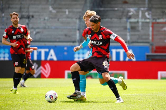 16.05.2026, xavx, Fussball 3.Liga, SV Wehen Wiesbaden - TSG Hoffenheim U23 v.l. Florian Bähr (TSG 1899 Hoffenheim II), Sascha Mockenhaupt (SV Wehen Wiesbaden) (DFL DFB REGULATIONS PROHIBIT ANY USE OF PHOTOGRAPHS as IMAGE SEQUENCES and or QUASI-VIDEO) Wiesbaden