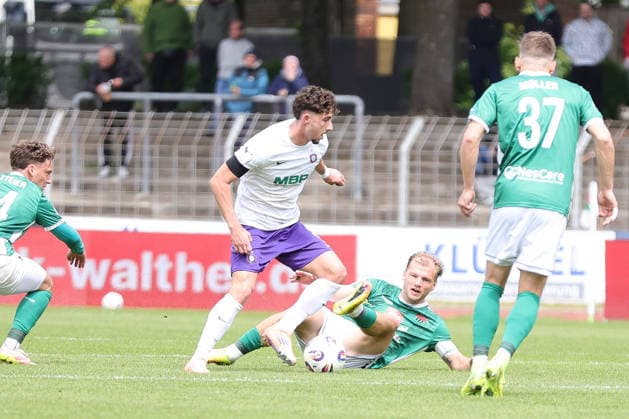 16.05.2026, Fussball, Herren, Dritte Liga, 38. Spieltag 3. Liga Saison 2025 2026: FC Schweinfurt 05 - FC Erzgebirge Aue Von links: Luan Simnica (Erzgebirge Aue, 05) gegen Johannes Geis (FC Schweinfurt 05, 30) Schweinfurt Riedel Bau Arena im Sachs-Stadio Bayern Unterfranken Deutschland