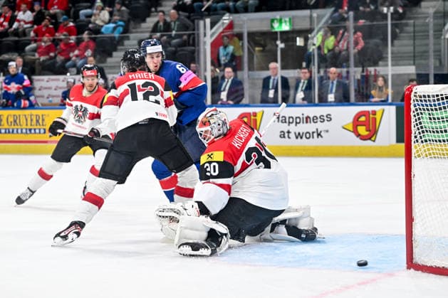ZURICH, SWITZERLAND - MAY 16: goalkeeper David Kickert of Austria makes a save during the 2026 IIHF Ice hockey, Eishockey World Championship, WM, Weltmeisterschaft Switzerland game between Great Britain and Austria at Swiss Life Arena on May 16, 2026 in Zurich, Zurich. Zurich Swiss Life Arena Zurich Switzerland Copyright: xJustPictures.ch AndreaxBrancax jp-en-EuSpIm-JP7_ANB_GB_AU_16052026_2165
