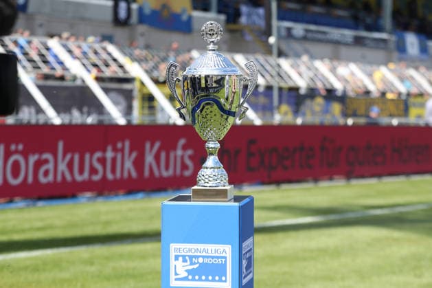Fußball Regionalliga Nordost: 1. FC Lok Leipzig - 1. FC Magdeburg II; 16.05.2026 Der Meister-Pokal der Regionalliga Nordost. Trophäe, Sieger. Fußball, Regionalliga Nordost, Saison 2025 2026, 34. Spieltag: 1. FC Lok Leipzig vs. 1. FC Magdeburg II am 16.05.2026 im Bruno-Plache-Stadion, Leipzig. Copyright: xBEAUTIFULxSPORTS JanxKaeferx
