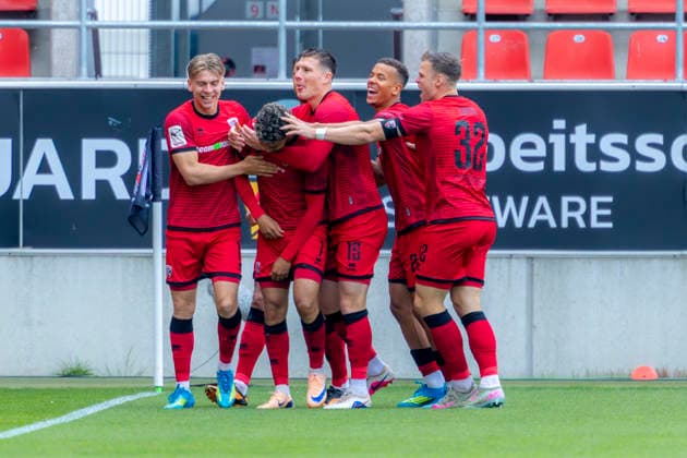 Ingolstadt, Deutschland 16. Mai 2026: 3. Liga - 2025 2026 - Sp. 38 - FC Ingolstadt 04 gegen SV Waldhof Mannheim Im Bild: in der Traube Torschütze Yann Sturm (FCI) jubelt nach seinem Tor zum 1:0 mit seinen Mannschaftskollegen, DFB regulations prohibit any use of photographs as image sequences and or quasi-video Audi Sportpark Bayern Copyright: xFotostandx xSchäferx