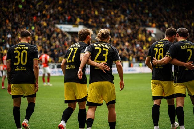 Deutschland: Fußball 3. Liga Männer 2025 - 2026, 38. Spieltag - TSV Alemannia Aachen vs TSV Havelse - Tivoli (Aachen): Tor Lars Gindorf (Alemannia Aachen, 23), Jubel, Emotionen, Freude, Herz, Mika Schroers (Alemannia Aachen, 27) Copyright: xThiemoxRudolphx